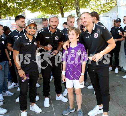 Fussball. Bundesliga. Austria Klagenfurt. Aufstiegsfeier. Mannschaftspraesentation. Maximiliano Moreira, Markus Pink, Turgay Gemicibasi . Klagenfurt, am 10.7.2021.
Foto: Kuess
www.qspictures.net
---
pressefotos, pressefotografie, kuess, qs, qspictures, sport, bild, bilder, bilddatenbank