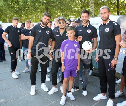 Fussball. Bundesliga. Austria Klagenfurt. Aufstiegsfeier. Mannschaftspraesentation. Kosmas Gkezos, Maximiliano Moreira, Darijo Pecirep, Markus Pink . Klagenfurt, am 10.7.2021.
Foto: Kuess
www.qspictures.net
---
pressefotos, pressefotografie, kuess, qs, qspictures, sport, bild, bilder, bilddatenbank
