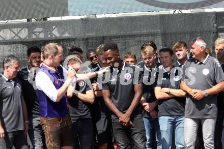 Fussball. Bundesliga. Austria Klagenfurt. Aufstiegsfeier. Mannschaftspraesentation. Christian Rosenzopf, Gloire Amanda, Trainer Peter Pacult.  Klagenfurt, am 10.7.2021.
Foto: Kuess
www.qspictures.net
---
pressefotos, pressefotografie, kuess, qs, qspictures, sport, bild, bilder, bilddatenbank