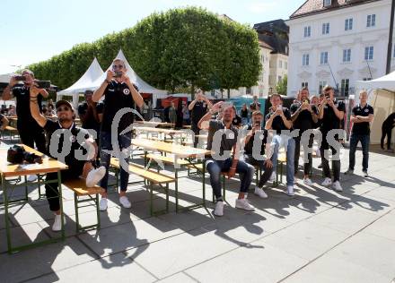 Fussball. Bundesliga. Austria Klagenfurt. Aufstiegsfeier, Mannschaftspraesentation. Maximiliano Moreira, Ivan Saravanja, Thomas Lenuweit, Fabio Markelic, Alex Timossi Andersson, Philipp Huetter . Klagenfurt, am 10.7.2021.
Foto: Kuess
www.qspictures.net
---
pressefotos, pressefotografie, kuess, qs, qspictures, sport, bild, bilder, bilddatenbank
