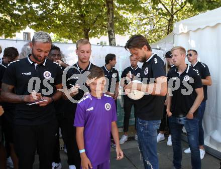 Fussball. Bundesliga. Austria Klagenfurt. Aufstiegsfeier. Mannschaftspraesentation. Markus Pink, Florian Jaritz, Phillip Menzel. Klagenfurt, am 10.7.2021.
Foto: Kuess
www.qspictures.net
---
pressefotos, pressefotografie, kuess, qs, qspictures, sport, bild, bilder, bilddatenbank
