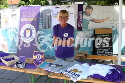 Fussball. Bundesliga. Austria Klagenfurt. Aufstiegsfeier, Mannschaftspraesentation.  Johanna Kogler. Klagenfurt, am 10.7.2021.
Foto: Kuess
www.qspictures.net
---
pressefotos, pressefotografie, kuess, qs, qspictures, sport, bild, bilder, bilddatenbank