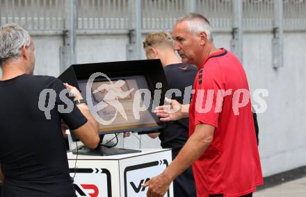 Fussball Bundesliga Testspiel Austria Klagenfurt. Test VAR. Video Assistant Referee. Trainer Peter Pacult. Klagenfurt, am 19.7.2021.
Foto: Kuess
www.qspictures.net
---
pressefotos, pressefotografie, kuess, qs, qspictures, sport, bild, bilder, bilddatenbank
