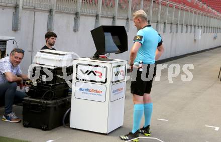 Fussball Bundesliga Testspiel Austria Klagenfurt. Test VAR. Video Assistant Referee. Schiedsrichter Thomas Froehlacher. Klagenfurt, am 19.7.2021.
Foto: Kuess
www.qspictures.net
---
pressefotos, pressefotografie, kuess, qs, qspictures, sport, bild, bilder, bilddatenbank
