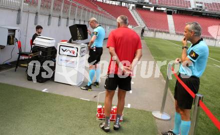Fussball Bundesliga Testspiel Austria Klagenfurt. Test VAR. Video Assistant Referee. Schiedsrichter Thomas Froehlacher, Trainer Peter Pacult. Klagenfurt, am 19.7.2021.
Foto: Kuess
www.qspictures.net
---
pressefotos, pressefotografie, kuess, qs, qspictures, sport, bild, bilder, bilddatenbank