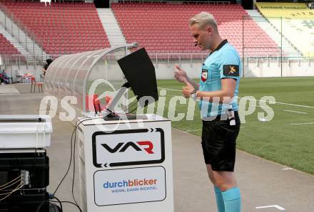 Fussball Bundesliga Testspiel Austria Klagenfurt. Test VAR. Video Assistant Referee. Schiedsrichter Thomas Froehlacher. Klagenfurt, am 19.7.2021.
Foto: Kuess
www.qspictures.net
---
pressefotos, pressefotografie, kuess, qs, qspictures, sport, bild, bilder, bilddatenbank