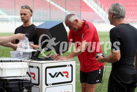 Fussball Bundesliga Testspiel Austria Klagenfurt. Test VAR. Video Assistant Referee. Trainer Peter Pacult. Klagenfurt, am 19.7.2021.
Foto: Kuess
www.qspictures.net
---
pressefotos, pressefotografie, kuess, qs, qspictures, sport, bild, bilder, bilddatenbank