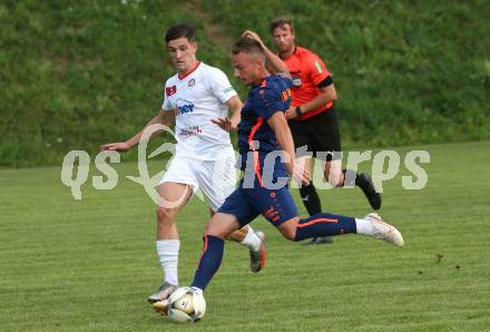 Fussball Kaerntner Liga. Maria Saal gegen Kraig. Tim Oman (Maria Saal), Michael Kulnik (Kraig). Maria Saal, am 24.7.2021.
Foto: Kuess
---
pressefotos, pressefotografie, kuess, qs, qspictures, sport, bild, bilder, bilddatenbank