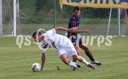 Fussball Kaerntner Liga. Maria Saal gegen Kraig. Tim Oman (Maria Saal), Alexander Gerhard Krappinger (Kraig). Maria Saal, am 24.7.2021.
Foto: Kuess
---
pressefotos, pressefotografie, kuess, qs, qspictures, sport, bild, bilder, bilddatenbank