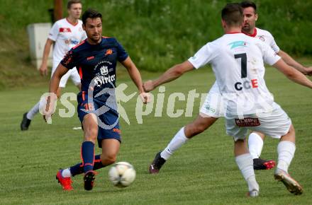 Fussball Kaerntner Liga. Maria Saal gegen Kraig.  Tim Oman (Maria Saal),   Sebastian Hertelt (Kraig). Maria Saal, am 24.7.2021.
Foto: Kuess
---
pressefotos, pressefotografie, kuess, qs, qspictures, sport, bild, bilder, bilddatenbank