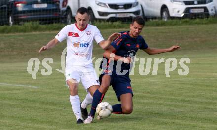Fussball Kaerntner Liga. Maria Saal gegen Kraig.  Matic Volcic (Maria Saal),   Benjamin Lamzari (Kraig). Maria Saal, am 24.7.2021.
Foto: Kuess
---
pressefotos, pressefotografie, kuess, qs, qspictures, sport, bild, bilder, bilddatenbank