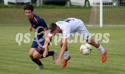 Fussball Kaerntner Liga. Maria Saal gegen Kraig. Aljaz Pavlin  (Maria Saal),   Maximilian Felsberger (Kraig). Maria Saal, am 24.7.2021.
Foto: Kuess
---
pressefotos, pressefotografie, kuess, qs, qspictures, sport, bild, bilder, bilddatenbank