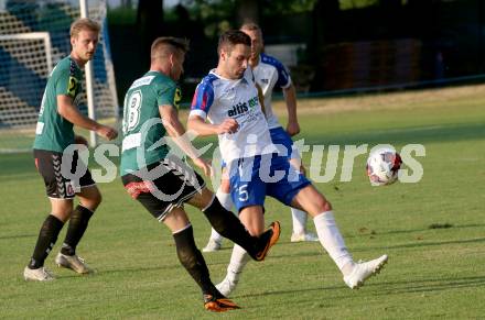 Fussball Regionalliga. SK Treibach gegen Ried Amateure (Junge Wikinger Ried). Julian Salentinig  (Treibach), Manuel Kerhe  (Ried), Treibach, am 23.7.2021.
Foto: Kuess
---
pressefotos, pressefotografie, kuess, qs, qspictures, sport, bild, bilder, bilddatenbank