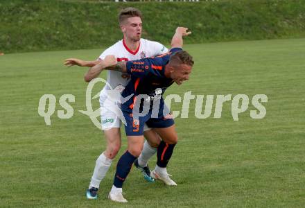 Fussball Kaerntner Liga. Maria Saal gegen Kraig.  Jon Benkovic (Maria Saal),    Michael Kulnik (Kraig). Maria Saal, am 24.7.2021.
Foto: Kuess
---
pressefotos, pressefotografie, kuess, qs, qspictures, sport, bild, bilder, bilddatenbank