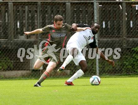 Fussball 1. Klasse B. Kleinkirchheim gegen Velden. Thomas Alexander Dabernig  (Kleinkirchheim),   Kevin Mpaka (Velden). Kleinkirchheim, am 25.7.2021.
Foto: Kuess
---
pressefotos, pressefotografie, kuess, qs, qspictures, sport, bild, bilder, bilddatenbank