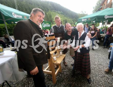 Fussball. Ehrung Martin HInteregger durch Gemeinde Sirnitz. Buergermeister Moedritscher, Martin Hinteregger, Oma Hinteregger. Sirnitz, am 11.7.2021.
Foto: Kuess
---
pressefotos, pressefotografie, kuess, qs, qspictures, sport, bild, bilder, bilddatenbank