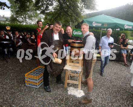 Fussball. Ehrung Martin HInteregger durch Gemeinde Sirnitz. Buergermeister Moedritscher, Martin Hinteregger. Sirnitz, am 11.7.2021.
Foto: Kuess
---
pressefotos, pressefotografie, kuess, qs, qspictures, sport, bild, bilder, bilddatenbank
