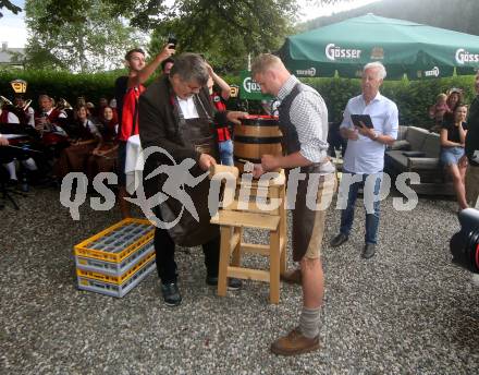 Fussball. Ehrung Martin HInteregger durch Gemeinde Sirnitz. Buergermeister Moedritscher, Martin Hinteregger. Sirnitz, am 11.7.2021.
Foto: Kuess
---
pressefotos, pressefotografie, kuess, qs, qspictures, sport, bild, bilder, bilddatenbank
