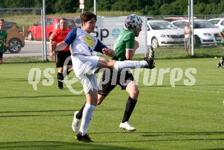 Fussball. Unterliga West. Landskron gegen Doelsach. Christian Wilpernig  (Landskron), Daniel Putzenbacher (Doelsach). Landskron, am 31.7.2021.
Foto: Kuess
www.qspictures.net
---
pressefotos, pressefotografie, kuess, qs, qspictures, sport, bild, bilder, bilddatenbank