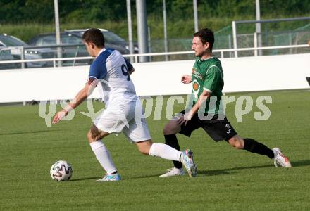 Fussball. Unterliga West. Landskron gegen Doelsach.  Julian Brandstaetter (Landskron), Philipp Hochegger (Doelsach). Landskron, am 31.7.2021.
Foto: Kuess
www.qspictures.net
---
pressefotos, pressefotografie, kuess, qs, qspictures, sport, bild, bilder, bilddatenbank