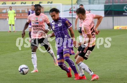 Fussball. Bundesliga. SK Austria Klagenfurt gegen TSV Hartberg.   Maximiliano Moreira Romero, (Klagenfurt), David Stec, Seth Paintsil (Hartberg). Klagenfurt, am 7.8.2021.
Foto: Kuess
www.qspictures.net
---
pressefotos, pressefotografie, kuess, qs, qspictures, sport, bild, bilder, bilddatenbank