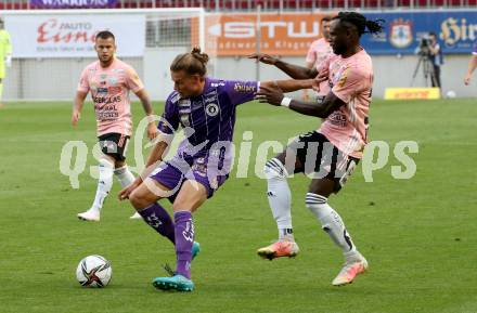 Fussball. Bundesliga. SK Austria Klagenfurt gegen TSV Hartberg.   Patrick Greil, (Klagenfurt), Seth Paintsil  (Hartberg). Klagenfurt, am 7.8.2021.
Foto: Kuess
www.qspictures.net
---
pressefotos, pressefotografie, kuess, qs, qspictures, sport, bild, bilder, bilddatenbank