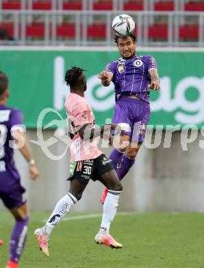 Fussball. Bundesliga. SK Austria Klagenfurt gegen TSV Hartberg.   Maximiliano Moreira, (Klagenfurt), Seth Paintsil  (Hartberg). Klagenfurt, am 7.8.2021.
Foto: Kuess
www.qspictures.net
---
pressefotos, pressefotografie, kuess, qs, qspictures, sport, bild, bilder, bilddatenbank