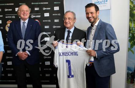 Fussball. Testspiel. Real Madrid gegen AC Milan.  Praesident AC Milan Paolo Scaroni, Praesident Real Madrid Florentino Perez,  Sebastian Schuschnig, Christian Kresse. Klagenfurt Woerthersee Stadion, am 8.8.2021.
Foto: Kuess
www.qspictures.net
---
pressefotos, pressefotografie, kuess, qs, qspictures, sport, bild, bilder, bilddatenbank