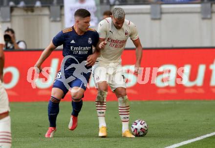 Fussball. Testspiel. Real Madrid gegen AC Milan. Luka Jovic, (Real Madrid),  Hernandez Theo  (AC Milan). Klagenfurt Woerthersee Stadion, am 8.8.2021.
Foto: Kuess
www.qspictures.net
---
pressefotos, pressefotografie, kuess, qs, qspictures, sport, bild, bilder, bilddatenbank