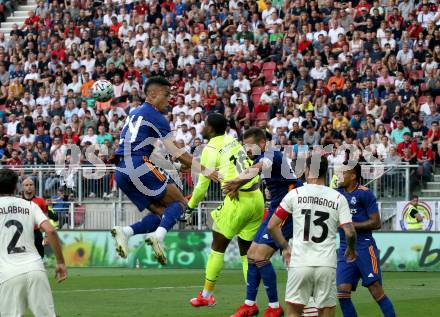 Fussball. Testspiel. Real Madrid gegen AC Milan. Mariano Diaz,  (Real Madrid),  Mike Maignan (AC Milan). Klagenfurt Woerthersee Stadion, am 8.8.2021.
Foto: Kuess
www.qspictures.net
---
pressefotos, pressefotografie, kuess, qs, qspictures, sport, bild, bilder, bilddatenbank