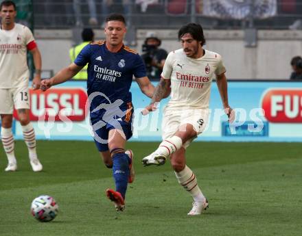 Fussball. Testspiel. Real Madrid gegen AC Milan. Luka Jovic (Real Madrid), Tonali Sandro (AC Milan). Klagenfurt Woerthersee Stadion, am 8.8.2021.
Foto: Kuess
www.qspictures.net
---
pressefotos, pressefotografie, kuess, qs, qspictures, sport, bild, bilder, bilddatenbank
