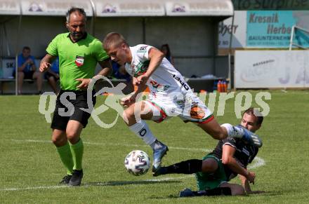 Fussball Regionalliga. WAC Amateure gegen FC Gleisdorf 09. Pascal Mueller
 (WAC),  Joerg Wagnes  (Gleisdorf). St. Andrae, am 14.8.2021.
Foto: Kuess
---
pressefotos, pressefotografie, kuess, qs, qspictures, sport, bild, bilder, bilddatenbank