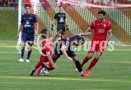 Fussball. Kaerntner Liga. ATUS Ferlach gegen Kraig.  Erwin Bajric, Stephan Buergler (Ferlach),  Mario Antunovic (Kraig). Ferlach, am 21.8.2021.
Foto: Kuess
www.qspictures.net
---
pressefotos, pressefotografie, kuess, qs, qspictures, sport, bild, bilder, bilddatenbank