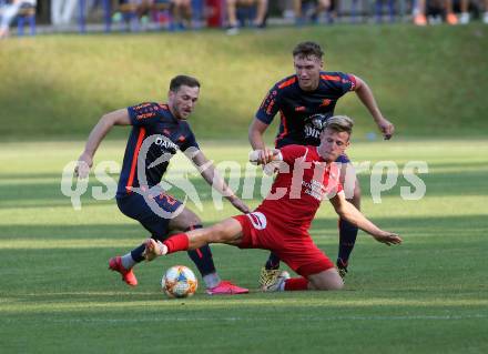 Fussball. Kaerntner Liga. ATUS Ferlach gegen Kraig.  Hannes Marcel Schwarz  (Ferlach), Mario Antunovic, Moritz Johannes Kirbach  (Kraig). Ferlach, am 21.8.2021.
Foto: Kuess
www.qspictures.net
---
pressefotos, pressefotografie, kuess, qs, qspictures, sport, bild, bilder, bilddatenbank
