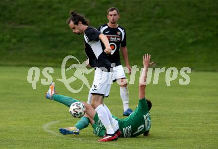 Fussball. Kaerntner Liga. Gmuend gegen Lendorf.  Christoph Oberbucher (Gmuend), Christian Kautz  (Lendorf). Gmuend, am 21.8.2021.
Foto: Kuess
www.qspictures.net
---
pressefotos, pressefotografie, kuess, qs, qspictures, sport, bild, bilder, bilddatenbank