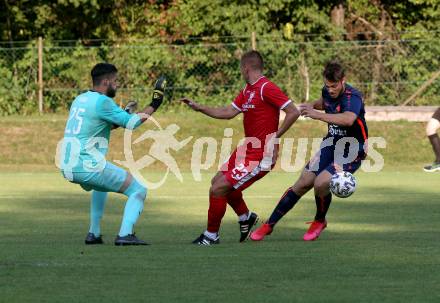 Fussball. Kaerntner Liga. ATUS Ferlach gegen Kraig. Florian Heindl, Dejan Kern (Ferlach),  Nico Benito Holzer  (Kraig). Ferlach, am 21.8.2021.
Foto: Kuess
www.qspictures.net
---
pressefotos, pressefotografie, kuess, qs, qspictures, sport, bild, bilder, bilddatenbank