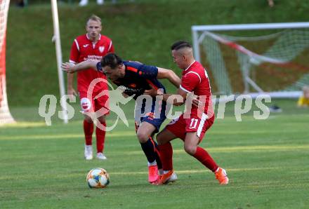 Fussball. Kaerntner Liga. ATUS Ferlach gegen Kraig.  Dominik Mak (Ferlach),   Mario Antunovic (Kraig). Ferlach, am 21.8.2021.
Foto: Kuess
www.qspictures.net
---
pressefotos, pressefotografie, kuess, qs, qspictures, sport, bild, bilder, bilddatenbank