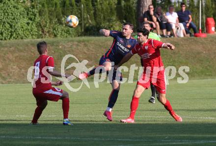 Fussball. Kaerntner Liga. ATUS Ferlach gegen Kraig. Erwin Bajric, Stephan Buergler (Ferlach), Mario Antunovic  (Kraig). Ferlach, am 21.8.2021.
Foto: Kuess
www.qspictures.net
---
pressefotos, pressefotografie, kuess, qs, qspictures, sport, bild, bilder, bilddatenbank