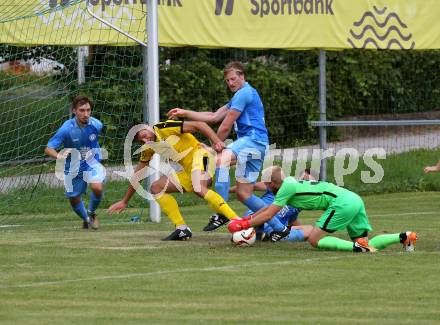 Fussball. Unterliga West. Lind gegen VSV. Luka Bizjan,  Peter Rainer, Alexander Preissl, Paul Mayerhofer (Lind),  Emir Garibovic (VSV). Lind, am 21.8.2021.
Foto: Kuess
www.qspictures.net
---
pressefotos, pressefotografie, kuess, qs, qspictures, sport, bild, bilder, bilddatenbank