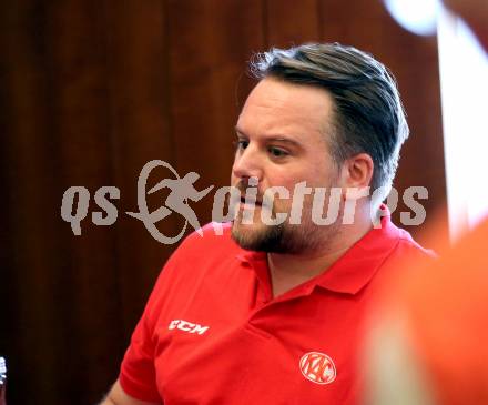 Eishockey. Bundesliga. KAC. Pressekonferenz.   Hannes Biedermann. Klagenfurt, 26.8.2021.
Foto: Kuess
www.qspictures.net
---
pressefotos, pressefotografie, kuess, qs, qspictures, sport, bild, bilder, bilddatenbank
