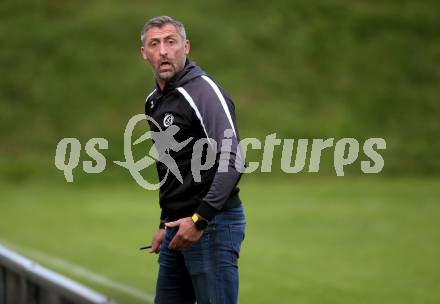 Fussball Kaerntner Liga. St. Andrae/WAC Juniors gegen Feldkirchen.  Trainer Stefan Pusterhofer  (Feldkirchen). St. Andrae, am 27.8.2021.
Foto: Kuess
---
pressefotos, pressefotografie, kuess, qs, qspictures, sport, bild, bilder, bilddatenbank