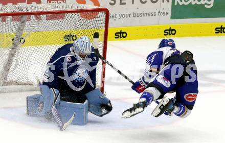 Eishockey Testspiel. EC Grand Immo VSV gegen HK Nitra.  Joel Broda,  (VSV), Matthew O Connor  (Nitra). Villach, am 31.8.2021.
Foto: Kuess
www.qspictures.net
---
pressefotos, pressefotografie, kuess, qs, qspictures, sport, bild, bilder, bilddatenbank