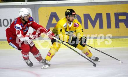 EBEL. Eishockey Bundesliga. KAC gegen	spusu Vienna Capitals. Thomas Vallant, (KAC), Sascha Bauer   (Vienna Capitals). Klagenfurt, am 17.9.2021.
Foto: Kuess
www.qspictures.net

---
pressefotos, pressefotografie, kuess, qs, qspictures, sport, bild, bilder, bilddatenbank