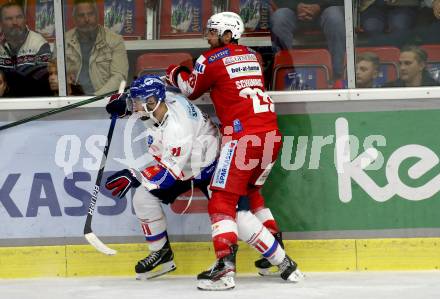 EBEL. Eishockey Bundesliga. KAC gegen	HC TIWAG Innsbruck. Martin Schumnig,  (KAC), Daniel Jakubitzka  (Innsbruck). Klagenfurt, am 18.9.2021.
Foto: Kuess
www.qspictures.net

---
pressefotos, pressefotografie, kuess, qs, qspictures, sport, bild, bilder, bilddatenbank