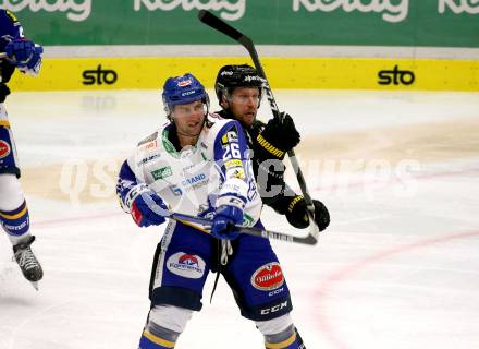 EBEL. Eishockey Bundesliga. VSV gegen HC Pustertal Woelfe. Joel Broda,   (VSV),  Armin Hofer (Pustertal). Villach, am 24.9.2021.
Foto: Kuess
www.qspictures.net
---
pressefotos, pressefotografie, kuess, qs, qspictures, sport, bild, bilder, bilddatenbank