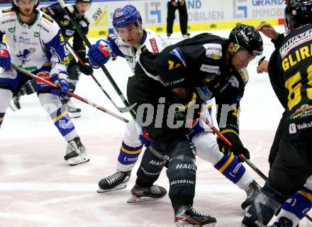 EBEL. Eishockey Bundesliga. VSV gegen HC Pustertal Woelfe. Felix Maxa,   (VSV), Anthony Bardaro  (Pustertal). Villach, am 24.9.2021.
Foto: Kuess
www.qspictures.net
---
pressefotos, pressefotografie, kuess, qs, qspictures, sport, bild, bilder, bilddatenbank