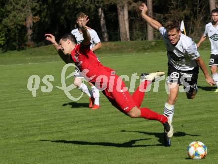 Fussball. Kaerntner Liga. Ferlach Atus gegen St. Michael/Bl..  Lukas Jaklitsch  (Ferlach), Simon Kap  (St. Michael). Ferlach, am 25.9.2021.
Foto: Kuess
www.qspictures.net
---
pressefotos, pressefotografie, kuess, qs, qspictures, sport, bild, bilder, bilddatenbank