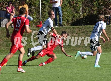Fussball. Kaerntner Liga. Ferlach Atus gegen St. Michael/Bl.. Martin Sustersic  (Ferlach),  Benjamin Opietnik  (St. Michael). Ferlach, am 25.9.2021.
Foto: Kuess
www.qspictures.net
---
pressefotos, pressefotografie, kuess, qs, qspictures, sport, bild, bilder, bilddatenbank