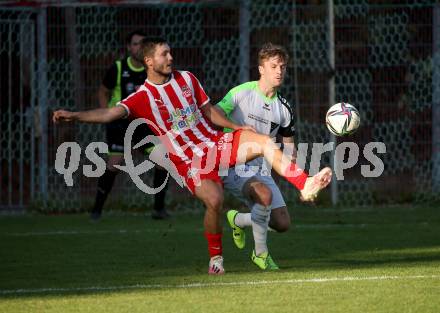 Fussball. Kaerntner Liga. KAC 1909 gegen Feldkirchen SV. Danijel Jovic  (KAC),  Michael Groinig  (Feldkirchen). Klagenfurt, am 25.9.2021.
Foto: Kuess
www.qspictures.net
---
pressefotos, pressefotografie, kuess, qs, qspictures, sport, bild, bilder, bilddatenbank