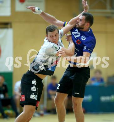 Handball. SC Kelag Ferlach gegen Sparkasse Schwaz Handball Tirol.   Dean Pomorisac, (Ferlach),  Sebastian Philipp Spendier   (Tirol). Ferlach, am 25.9.2021. 
Foto: Kuess
---
pressefotos, pressefotografie, kuess, qs, qspictures, sport, bild, bilder, bilddatenbank